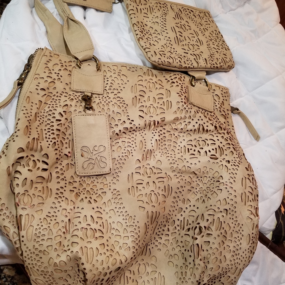 Vera Wang Beige Tote w Matching Wristlet